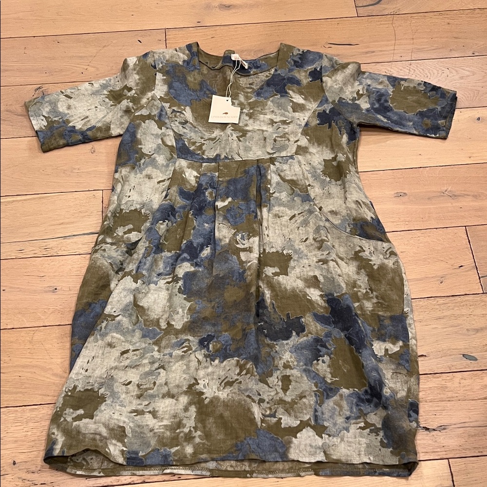 Lands down under dress, NWT, large